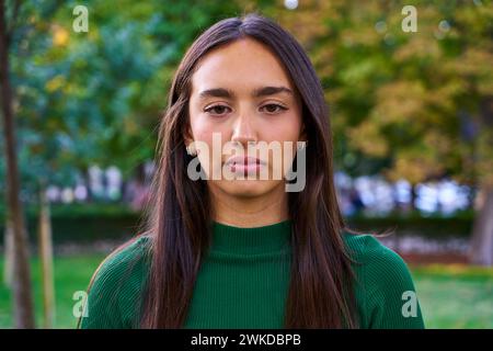 Porträt einer jungen brünetten Frau, die in die Kamera blickt, mit einer ernsten Gesichts-Gesten-Enttäuschung. Stockfoto
