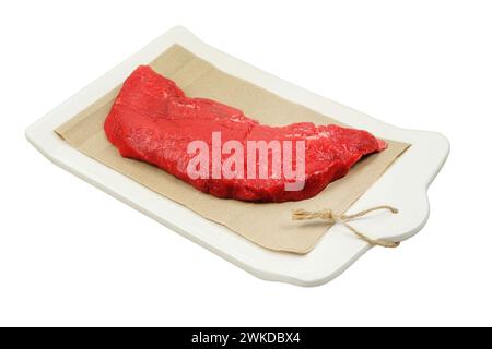 Rindfleisch auf einer Keramikplatte isoliert auf weißem Hintergrund. Fleisch zum Grillen und Braten. Rohes Fleisch zum Kochen. Stockfoto