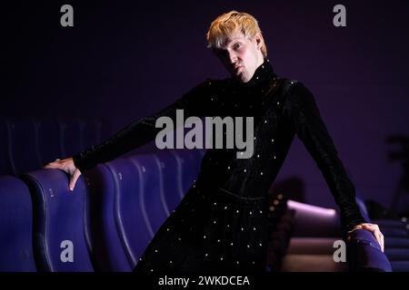 Schauspieler und Sänger Mustii (Thomas Mustin) posiert für den Fotografen auf einer Pressekonferenz, um den belgischen Sänger vorzustellen, der Belgien beim Eurovision Song Contest 2024 am Dienstag, den 20. Februar 2024, im Hauptquartier des öffentlich-rechtlichen Fernsehsenders RTBF in Brüssel vertreten wird. BELGA FOTO LAURIE DIEFFEMBACQ Stockfoto