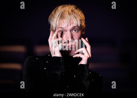 Schauspieler und Sänger Mustii (Thomas Mustin) posiert für den Fotografen auf einer Pressekonferenz, um den belgischen Sänger vorzustellen, der Belgien beim Eurovision Song Contest 2024 am Dienstag, den 20. Februar 2024, im Hauptquartier des öffentlich-rechtlichen Fernsehsenders RTBF in Brüssel vertreten wird. BELGA FOTO LAURIE DIEFFEMBACQ Stockfoto