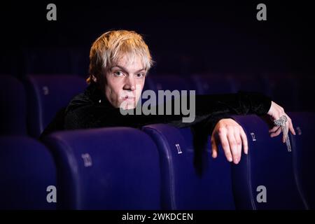 Schauspieler und Sänger Mustii (Thomas Mustin) posiert für den Fotografen auf einer Pressekonferenz, um den belgischen Sänger vorzustellen, der Belgien beim Eurovision Song Contest 2024 am Dienstag, den 20. Februar 2024, im Hauptquartier des öffentlich-rechtlichen Fernsehsenders RTBF in Brüssel vertreten wird. BELGA FOTO LAURIE DIEFFEMBACQ Stockfoto