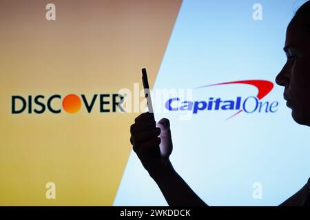 Brasilien. Februar 2024. In dieser Fotoabbildung hält die Silhouette einer Frau ein Smartphone mit dem Discover and Capital One Logo im Hintergrund. (Foto von Rafael Henrique/SOPA Images/SIPA USA) *** ausschließlich für redaktionelle Nachrichten *** Credit: SIPA USA/Alamy Live News Stockfoto