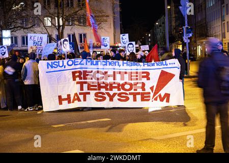 München, Deutschland. Februar 2024. Am 19. Februar 2024 versammelten sich 650 Menschen in München zum Gedenken an die Opfer des rassistischen Terroranschlags in Hanau. Sie protestierten auch gegen institutionellen Rassismus in der Polizei und Polizeigewalt. Vor zwei Jahren wurde die Gedenkdemonstration massiv von der Münchner Polizei angegriffen, was zu bundesweiter Kritik führte. (Foto: Alexander Pohl/SIPA USA) Credit: SIPA USA/Alamy Live News Stockfoto