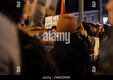 München, Deutschland. Februar 2024. Am 19. Februar 2024 versammelten sich 650 Menschen in München zum Gedenken an die Opfer des rassistischen Terroranschlags in Hanau. Sie protestierten auch gegen institutionellen Rassismus in der Polizei und Polizeigewalt. Vor zwei Jahren wurde die Gedenkdemonstration massiv von der Münchner Polizei angegriffen, was zu bundesweiter Kritik führte. (Foto: Alexander Pohl/SIPA USA) Credit: SIPA USA/Alamy Live News Stockfoto