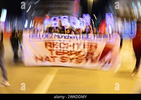 München, Deutschland. Februar 2024. Am 19. Februar 2024 versammelten sich 650 Menschen in München zum Gedenken an die Opfer des rassistischen Terroranschlags in Hanau. Sie protestierten auch gegen institutionellen Rassismus in der Polizei und Polizeigewalt. Vor zwei Jahren wurde die Gedenkdemonstration massiv von der Münchner Polizei angegriffen, was zu bundesweiter Kritik führte. (Foto: Alexander Pohl/SIPA USA) Credit: SIPA USA/Alamy Live News Stockfoto