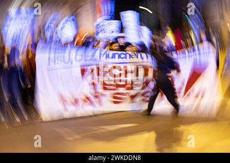 München, Deutschland. Februar 2024. Am 19. Februar 2024 versammelten sich 650 Menschen in München zum Gedenken an die Opfer des rassistischen Terroranschlags in Hanau. Sie protestierten auch gegen institutionellen Rassismus in der Polizei und Polizeigewalt. Vor zwei Jahren wurde die Gedenkdemonstration massiv von der Münchner Polizei angegriffen, was zu bundesweiter Kritik führte. (Foto: Alexander Pohl/SIPA USA) Credit: SIPA USA/Alamy Live News Stockfoto