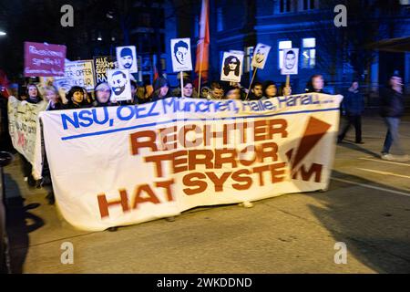 München, Deutschland. Februar 2024. Am 19. Februar 2024 versammelten sich 650 Menschen in München zum Gedenken an die Opfer des rassistischen Terroranschlags in Hanau. Sie protestierten auch gegen institutionellen Rassismus in der Polizei und Polizeigewalt. Vor zwei Jahren wurde die Gedenkdemonstration massiv von der Münchner Polizei angegriffen, was zu bundesweiter Kritik führte. (Foto: Alexander Pohl/SIPA USA) Credit: SIPA USA/Alamy Live News Stockfoto