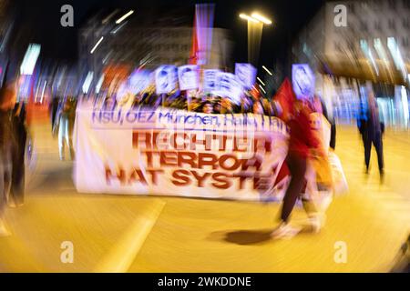 München, Deutschland. Februar 2024. Am 19. Februar 2024 versammelten sich 650 Menschen in München zum Gedenken an die Opfer des rassistischen Terroranschlags in Hanau. Sie protestierten auch gegen institutionellen Rassismus in der Polizei und Polizeigewalt. Vor zwei Jahren wurde die Gedenkdemonstration massiv von der Münchner Polizei angegriffen, was zu bundesweiter Kritik führte. (Foto: Alexander Pohl/SIPA USA) Credit: SIPA USA/Alamy Live News Stockfoto