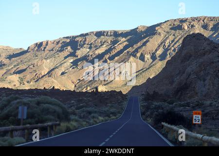 El Teide Volcanic National Park auf Teneriffa, Spanien. Orangefarbene Klippen und Berge im Sonnenuntergang. Trockene marsartige Landschaft Stockfoto