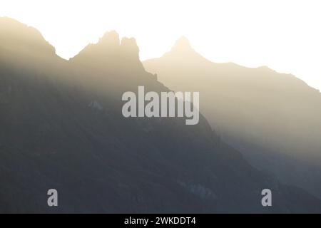 Landschaft rund um das Dorf Masca auf Teneriffa. Tropische Berge im Sonnenschein Stockfoto