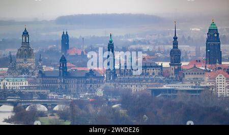 Dresden, Deutschland. Februar 2024. Im Dunst liegt das Stadtzentrum an der Elbe mit der Frauenkirche (l-r), der Christuskirche in Dresden-Strehlen, dem Ständehaus, der Hofkirche, dem Hausmannsturm, dem Rathaus, die Semperoper und das landtag. Quelle: Robert Michael/dpa/ZB/dpa/Alamy Live News Stockfoto