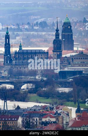 Dresden, Deutschland. Februar 2024. Im Dunst liegt das Stadtzentrum an der Elbe mit der Frauenkirche (l-r), der Christuskirche in Dresden-Strehlen, dem Ständehaus, der Hofkirche, dem Hausmannsturm und dem Rathaus. Quelle: Robert Michael/dpa/ZB/dpa/Alamy Live News Stockfoto