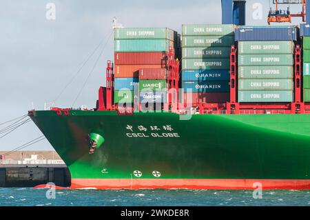 ROTTERDAM, NIEDERLANDE - 11. JANUAR 2015: Das Containerschiff CSCL Globe von der China Shipping Line legt am Euromax Terminal im Hafen von fest Stockfoto
