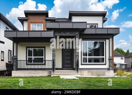 Außenansicht des Real Estate Front House an einem sonnigen Tag. Großes modernes maßgeschneidertes Luxushaus mit schön gestaltetem Vorgarten im Sommer. Wunderschönes Hausentr Stockfoto