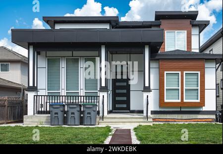 Außenansicht des Real Estate Front House an einem sonnigen Tag. Großes modernes maßgeschneidertes Luxushaus mit schön gestaltetem Vorgarten im Sommer. Wunderschönes Hausentr Stockfoto