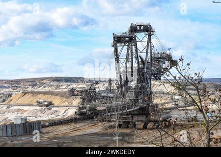 Blick auf den Braunkohletagebau , Tagebau Hambach, Elsdorf, Nordrhein-Westfalen, Deutschland. Noch arbeiten die riesigen Abbaubagger und Absetzer, noch transportieren Bandanlagen Kohle und Abraum im Tagebau, der Kohleausstieg ist aber beschlossene Sache: *** Blick auf das Braunkohlebergwerk Hambach, Elsdorf, Nordrhein-Westfalen, Deutschland die riesigen Bagger und Überrolllader sind noch im Einsatz, Förderbänder transportieren noch Kohle und Überlast im Tagebau, aber der Kohleausstieg ist erledigt Stockfoto