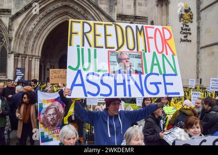 London, England, Großbritannien. Februar 2024. Die Unterstützer veranstalten einen Protest vor dem High Court während Julian Assanges Auslieferungsverhandlung. (Kreditbild: © Vuk Valcic/ZUMA Press Wire) NUR REDAKTIONELLE VERWENDUNG! Nicht für kommerzielle ZWECKE! Quelle: ZUMA Press, Inc./Alamy Live News Stockfoto