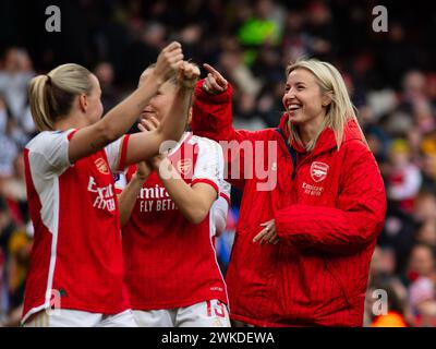 Arsenal, Großbritannien. Februar 2024. London, England, 17. Februar 2024: Leah Williamson (6) zeigt auf Massen-Banner, nachdem Arsenale gegen Manchester United gewonnen haben (Jayde Chamberlain/ SPP) Credit: SPP Sport Press Photo. /Alamy Live News Stockfoto