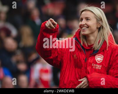 Arsenal, Großbritannien. Februar 2024. London, England, 17. Februar 2024: Leah Williamson (6) zeigt auf Massen-Banner, nachdem Arsenale gegen Manchester United gewonnen haben (Jayde Chamberlain/ SPP) Credit: SPP Sport Press Photo. /Alamy Live News Stockfoto