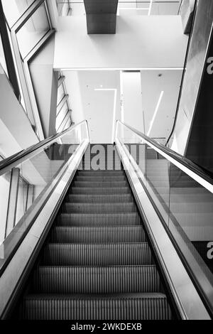 Leere Rolltreppen im Pariser U-Bahn-System Stockfoto