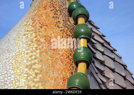 Spanien. Katalonien. Barcelona. Casa Batlló. Umbau von Antonio Gaudí, 1904-1906. Modernistischer Stil. Drachendach. Keramikfliesen. Stockfoto