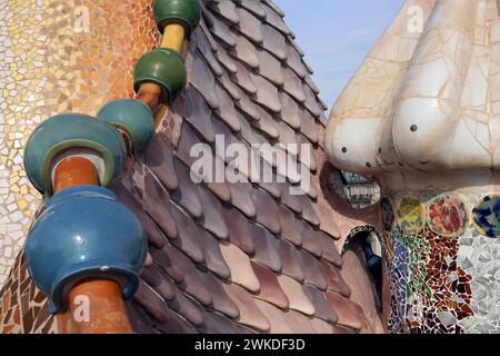 Spanien. Katalonien. Barcelona. Casa Batlló. Umbau von Antonio Gaudí, 1904-1906. Modernistischer Stil. Drachendach. Keramikfliesen. Stockfoto