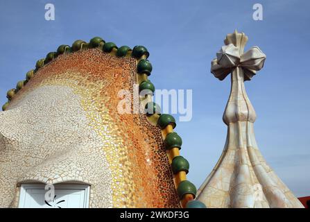 Spanien. Katalonien. Barcelona. Casa Batlló. Umbau von Antonio Gaudí, 1904-1906. Modernistischer Stil. Drachendach mit Turm. Stockfoto