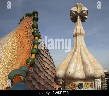 Spanien. Katalonien. Barcelona. Casa Batlló. Umbau von Antonio Gaudí, 1904-1906. Modernistischer Stil. Drachendach mit Turm. Stockfoto