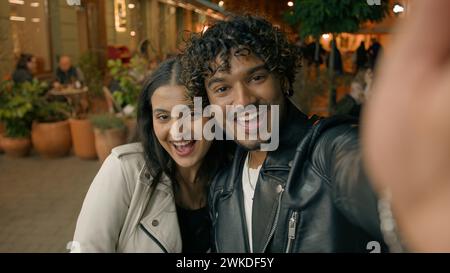 Am Abend Nacht Stadt glücklich indische arabische Paar in Liebe Frau Mann Menschen machen Selfie Foto Webcam Web Kamera Ansicht Reise Dating Posen Fotografieren Stockfoto