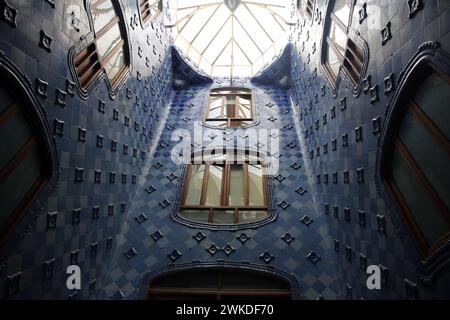 Spanien. Katalonien. Barcelona. Casa Batlló. Renoviert von Antoni Gaudi, 1904-1906. Blauer Lichtschacht Stockfoto