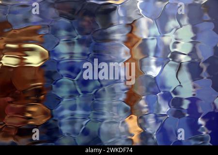 Spanien. Barcelona. Casa Batlló. Umbau durch Gaudí, 1904-1906. Blauer Lichtschacht. Glasreflexionseffekt in Keramik. Stockfoto