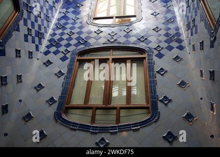 Spanien. Katalonien. Barcelona. Casa Batlló. Renoviert von Antoni Gaudi, 1904-1906. Blauer Lichtschacht Stockfoto