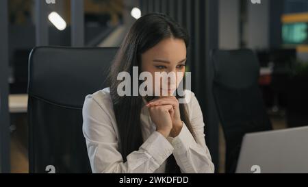 Kaukasische Geschäftsfrau, die auf Laptop Computer Bildschirm pc arbeitet im Internet Service lächelnd glückliche weibliche professionelle Nutzerin Geschäftsfrau Stockfoto