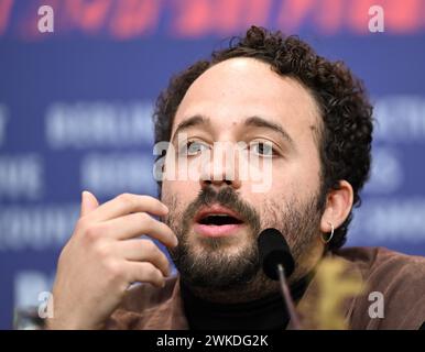 Berlin, Deutschland. Februar 2024. Regisseur Nelson Carlos de Los Santos Arias spricht während der Berlinale-Pressekonferenz über seinen Film „Pepe“ (Wettbewerb). Die 74. Internationalen Filmfestspiele Berlin finden vom 15. Bis 25. Februar 2024 statt. Quelle: Soeren Stache/dpa/Alamy Live News Stockfoto