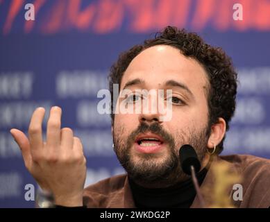 Berlin, Deutschland. Februar 2024. Regisseur Nelson Carlos de Los Santos Arias spricht während der Berlinale-Pressekonferenz über seinen Film „Pepe“ (Wettbewerb). Die 74. Internationalen Filmfestspiele Berlin finden vom 15. Bis 25. Februar 2024 statt. Quelle: Soeren Stache/dpa/Alamy Live News Stockfoto