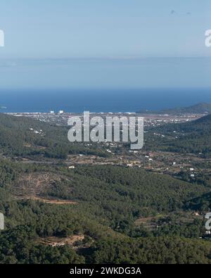 Blick auf die Insel Ibiza vom Berg Sa Talaia in Sant Josep. Stockfoto