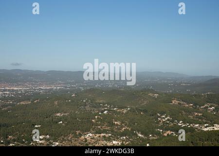 Blick auf die Insel Ibiza vom Berg Sa Talaia in Sant Josep. Stockfoto