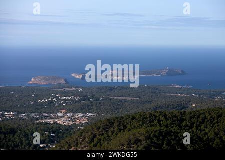 Blick auf die Cala Comte an der Westküste Ibizas vom Berg Sa Talaya in Sant Jose. Stockfoto