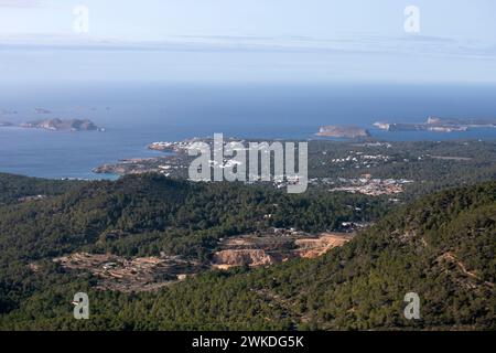 Blick auf die Cala Comte an der Westküste Ibizas vom Berg Sa Talaya in Sant Jose. Stockfoto