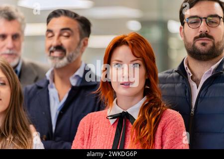 Konzentrierte Fachleute in einem geschäftlichen Meeting mit einem konzentrierten weiblichen Teammitglied im Vordergrund. Stockfoto