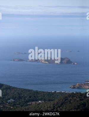 Blick auf die Cala Comte an der Westküste Ibizas vom Berg Sa Talaya in Sant Jose. Stockfoto