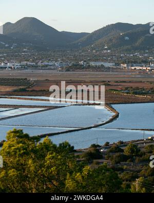 Wunderschöner Sonnenuntergang in der Gegend von SES Salines in der Stadt Sant Jordi auf der Insel Ibiza. Stockfoto
