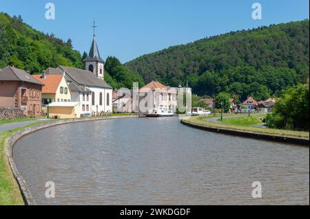 Hausboote auf dem Rhein-Marne-Kanal, Lutzelbourg, Lothringen, Frankreich, Elsass Stockfoto