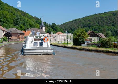 Hausboote auf dem Rhein-Marne-Kanal, Lutzelbourg, Lothringen, Frankreich, Elsass Stockfoto