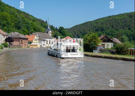 Hausboote auf dem Rhein-Marne-Kanal, Lutzelbourg, Lothringen, Frankreich, Elsass Stockfoto