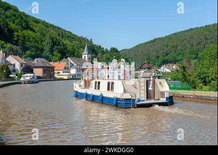 Hausboote auf dem Rhein-Marne-Kanal, Lutzelbourg, Lothringen, Frankreich, Elsass Stockfoto