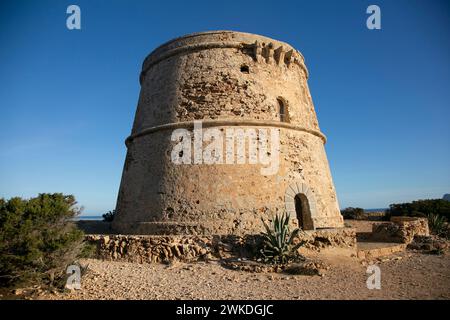 Das Torre d'en Rovira liegt vor den westlichen Inselchen zwischen den Stränden von Comte und Cala Bassa auf der Insel Ibiza. Stockfoto