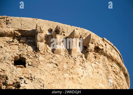 Das Torre d'en Rovira liegt vor den westlichen Inselchen zwischen den Stränden von Comte und Cala Bassa auf der Insel Ibiza. Stockfoto