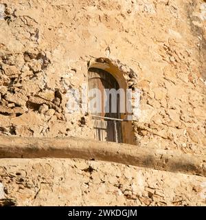 Das Torre d'en Rovira liegt vor den westlichen Inselchen zwischen den Stränden von Comte und Cala Bassa auf der Insel Ibiza. Stockfoto