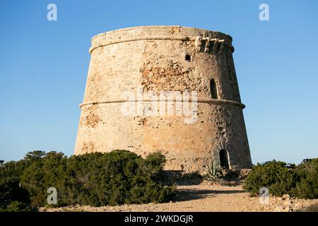 Das Torre d'en Rovira liegt vor den westlichen Inselchen zwischen den Stränden von Comte und Cala Bassa auf der Insel Ibiza. Stockfoto